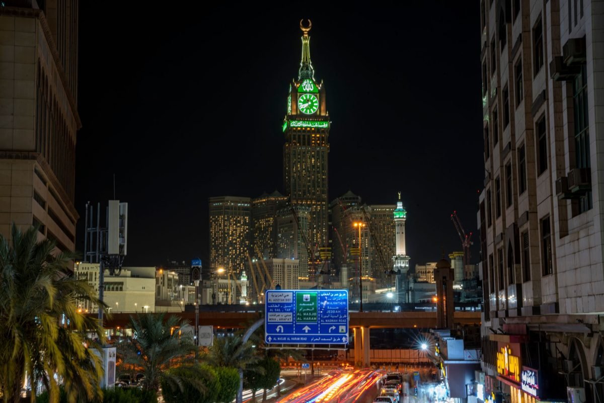 المسجد الحرام وأبراج البيت ليلًا